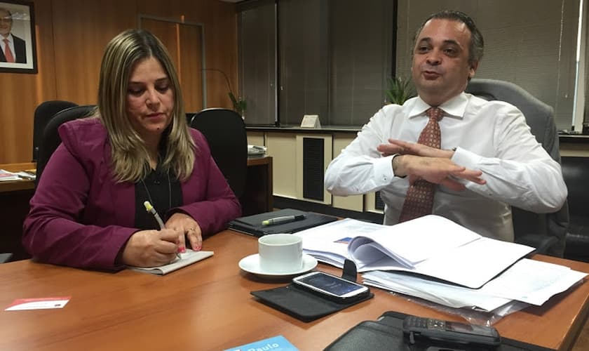 O secretário Roberto de Lucena recebeu a psicóloga cristã Marisa Lobo em seu gabinete. (Guiame/ Marcos Paulo Corrêa)