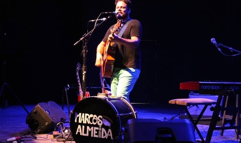 Marcos Almeida é cantor, compositor, instrumentista e tem sido grande influência para uma nova geração de músicos cristãos, que investem em canções que usam a riqueza da poesia para sobre o evangelho, salvação e relacionamento com Deus.