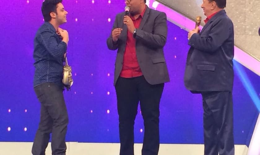 Na última segunda-feira (15), o cantor e compositor Anderson Freire gravou sua participação para o programa Raul Gil (SBT). Além de se apresentar, o cantor também foi homenageado pelo apresentador e também por jovens talentos, descobertos pelo programa.