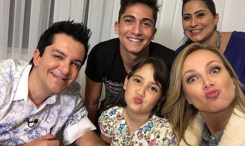 Regis Danese é cantor e compositor reconhecido no meio gospel nacional e recebeu a apresentadora Eliana em sua casa.
