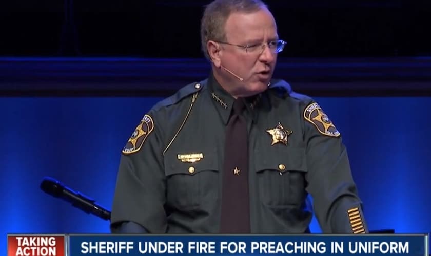 Grady Judd é xerife da polícia na Flórida (EUA), cristão e se orgulha de pregar em igrejas e em qualquer outro lugar, usando o seu uniforme.