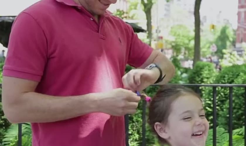 Pais inventam penteados em vídeo promovido por marca de acessórios de cabelo