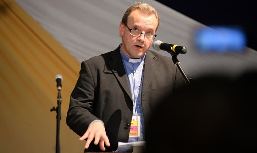 Mike Ovey é formado em Direito e Teologia. Atualmente é professor na 'Oak Hill Theological College', em Londres.