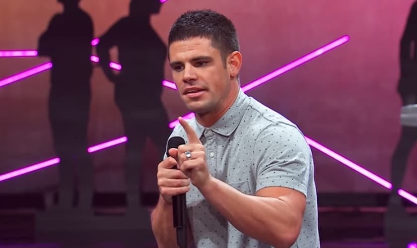 Pastor Stevn Furtick durante pregação na igreja 'Elevation', no estado da Carolina do Norte (EUA)