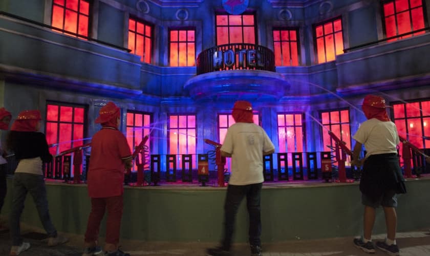 Crianças brincando de bombeiros no parque KidZania