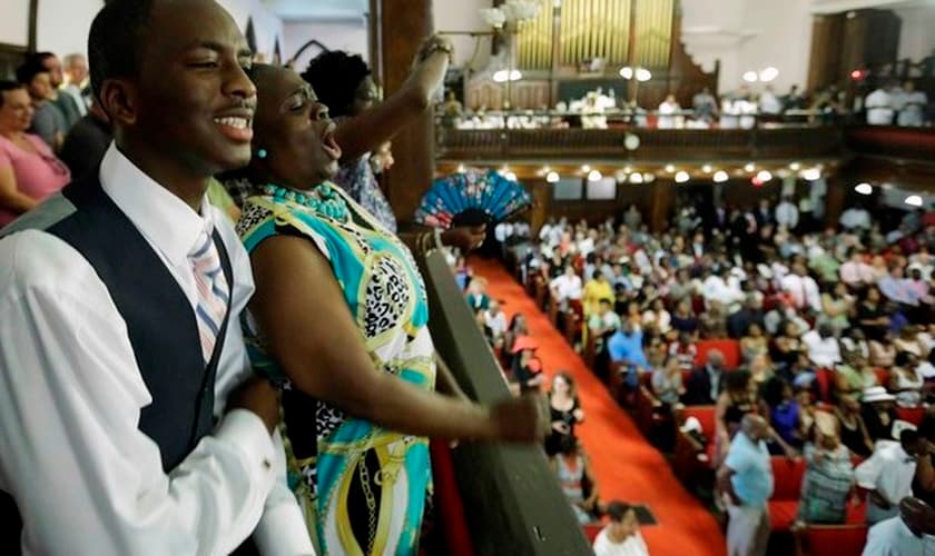 Culto na igreja que foi alvo de atentado em Charleston, neste domingo (21)