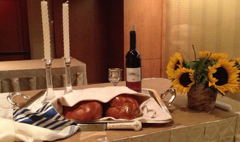 The Sabbath Experience convida grupos de cristãos a participarem de uma refeição no tradicional sábado judaico.