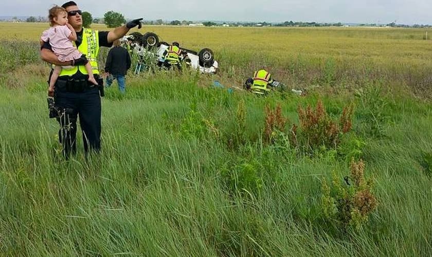 Ao encontrar a criança assustada na cena do acidente, o policial Nick Struck pegou a pequena no colo e chegou a cantar para acalmar a criança.