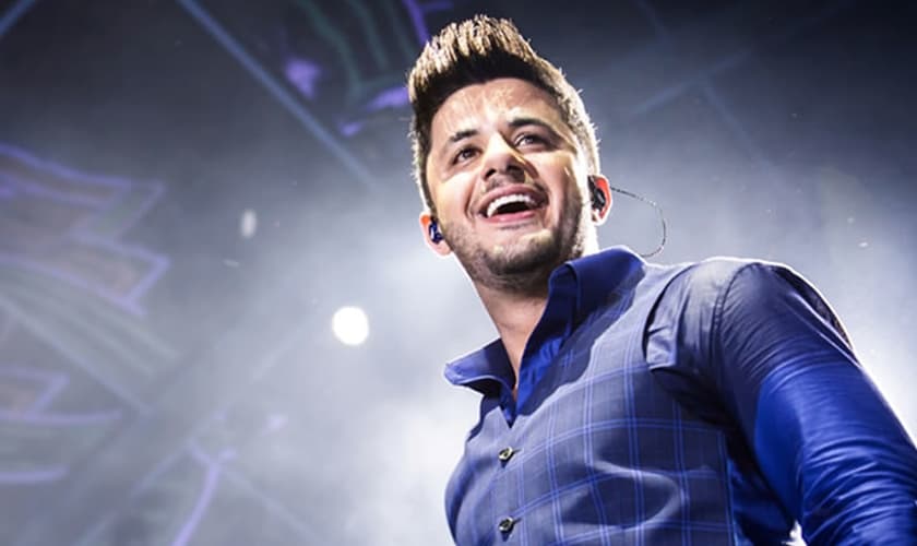 O carro em que o cantor viajava após se apresentar em Itumbiara, a 200 km de Goiânia, capotou.