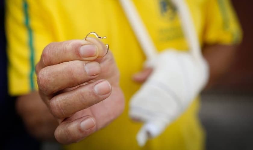 José mostra a aliança: ‘Fica a dica para quem é casado: nunca tire a sua’. (Pablo Jacob/ O Globo)