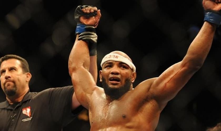 Para comemorar a vitória, Romero colocou uma faixa na cabeça com a inscrição João 3:16.