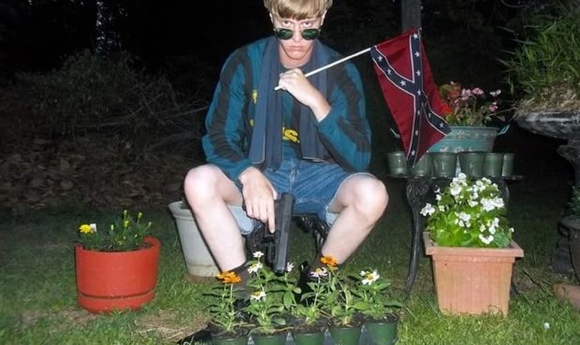 Dylann Roof posa com bandeira confederada. (Reprodução/BBC)