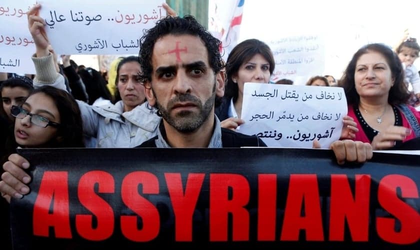 Assírios manifestam pela libertação de cristãos raptados pelo EI. (Reuters/Mohamed Azakir)