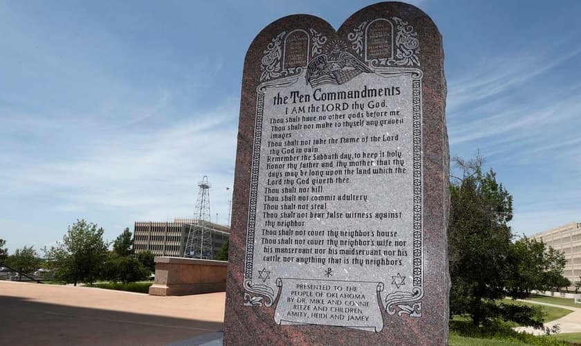 Monumento que faz menção aos 10 Mandamentos está instalado no terreno do Capitólio de Oklahoma (EUA).