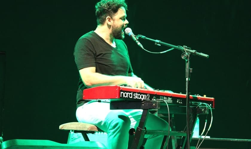 Marcos Almeida é cantor, compositor, instrumentista e tem sido grande influência para uma nova geração de músicos cristãos, que investem em canções que usam a riqueza da poesia para sobre o evangelho, salvação e relacionamento com Deus.