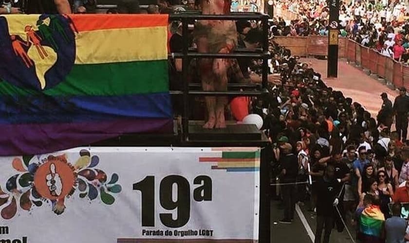 A performance de Viviany Beleboni - entre outras - escandalizou pessoas de diversas linhas religiosas e até mesmo homossexuais.