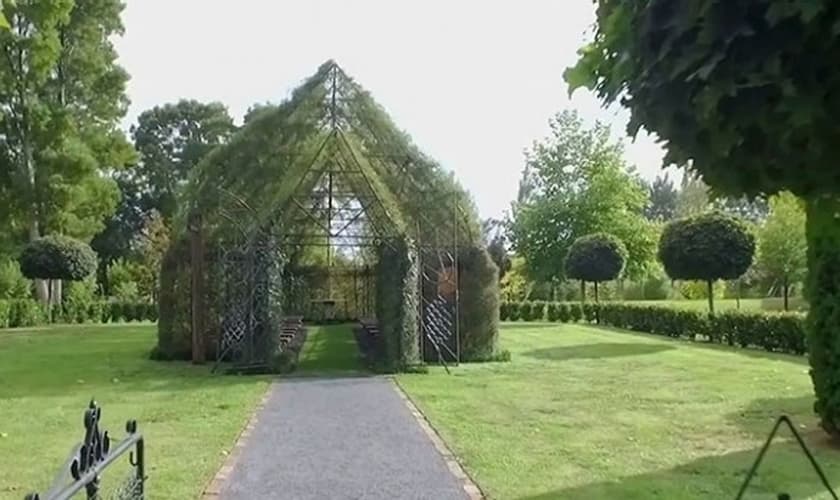 O empresário Barry Cox decidiu construir a Igreja da Árvore em sua casa.