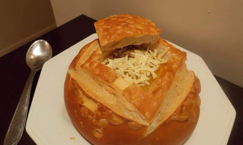 Creme de mandioquinha no pão sírio