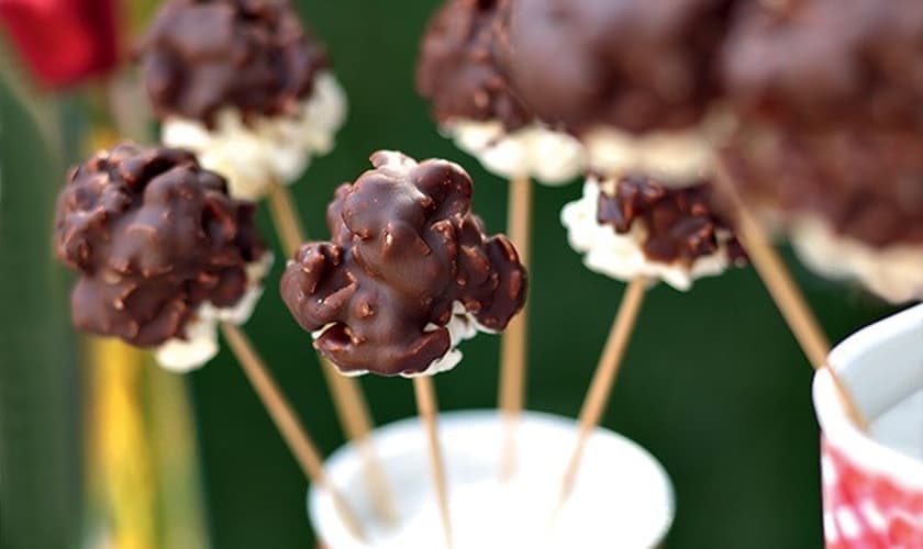 Pirulitos de pipoca com chocolate