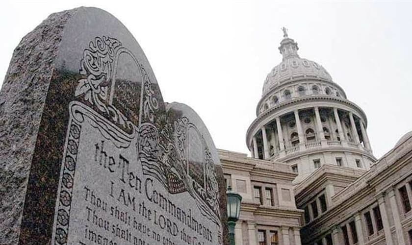 A governadora Mary Fallin afirmou que o monumento não será retirado enquanto o recurso apresentado pelo governo estadual estiver em decorrência.