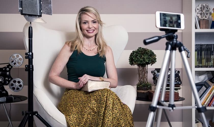 Bianca Toledo gravando vídeos para as redes sociais. (Foto: Stefano Martini/ÉPOCA)