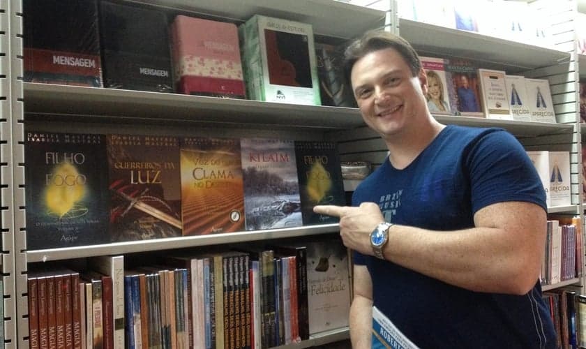 Daniel Mastral é autor de sucessos como “Filho do Fogo: o descortinar da Alta Magia” e “Guerreiros da luz”. (Foto: Reprodução/ Facebook)
