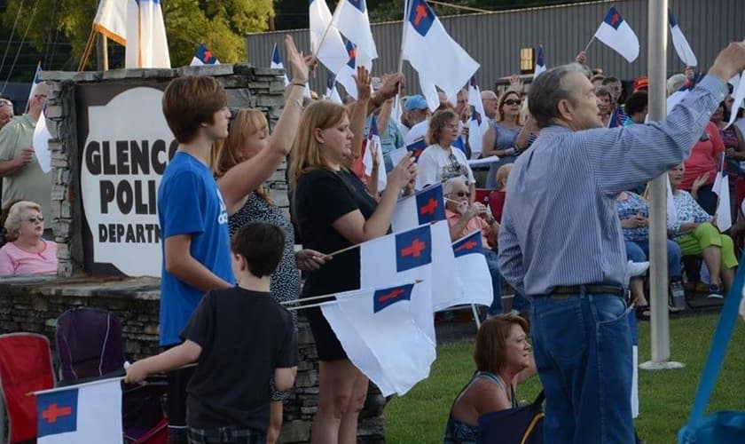 A fim de manter a bandeira, cerca de 500 cristãos se reuniram em protesto no último sábado (18). (Foto: Facebook/Gary R. Wells)