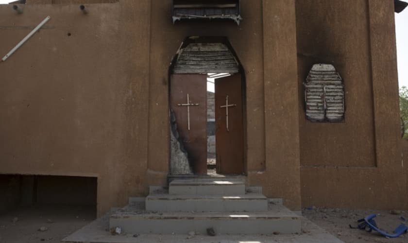 Fachada de igreja destruída, em Niamey (Níger)