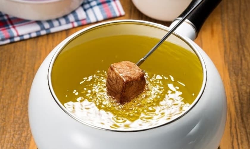 Fondue de filé-mignon com três molhos combina com frio