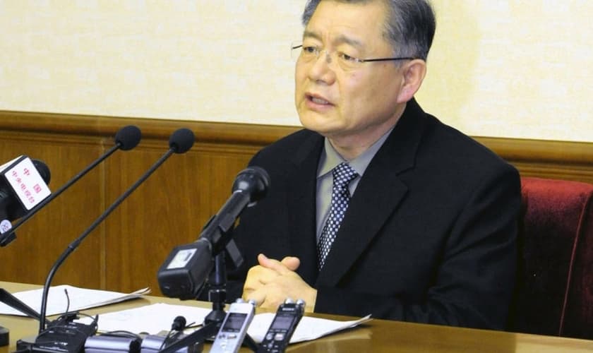 Vestido com um terno azul escuro, Hyeon Soo Lim falou a um pequeno público. (Foto: Reuters)