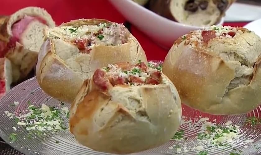 Pão recheado com molho rosé de calabresa