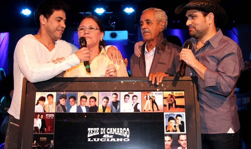 Zezé di Camargo e Luciano ao lado dos pais, Sr. Francisco e dona Helena