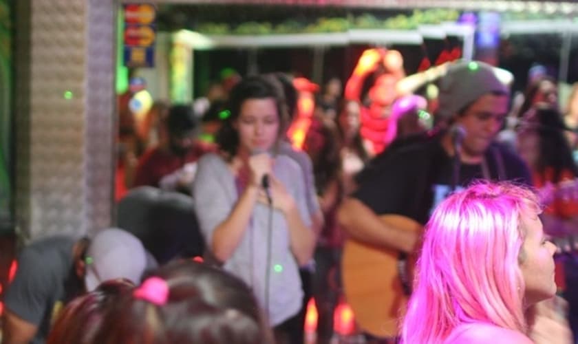 Iris Fortaleza, culto em boate