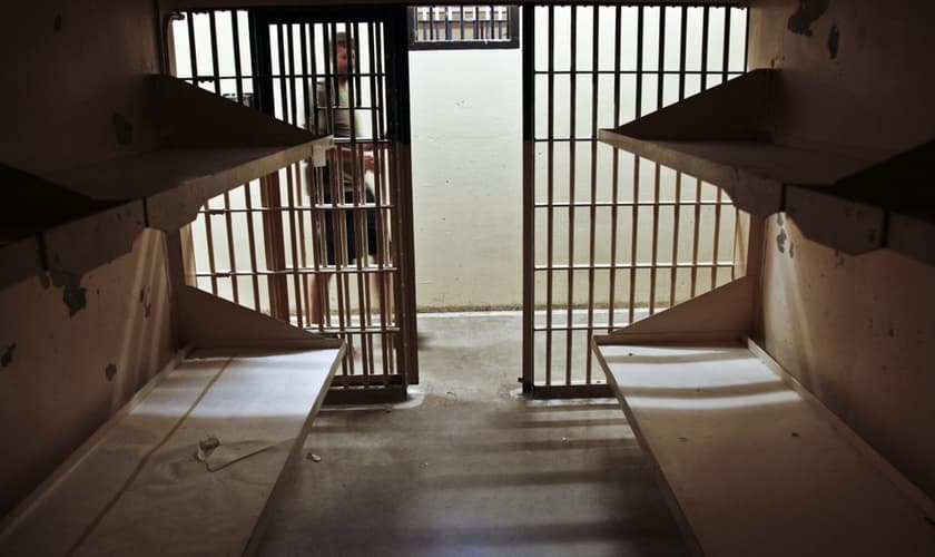 Jovem detento caminha para sua cela, nos Estados Unidos. (Foto: Reuters)