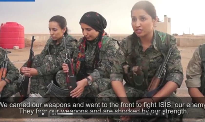 Mulheres Guerreiras árabes falam sobre batalhas que venceram contra o Estado Islâmico (Imagem: Mail Online / reprodução)