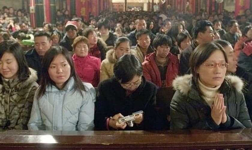 Cristãos participam de culto em igreja chinesa