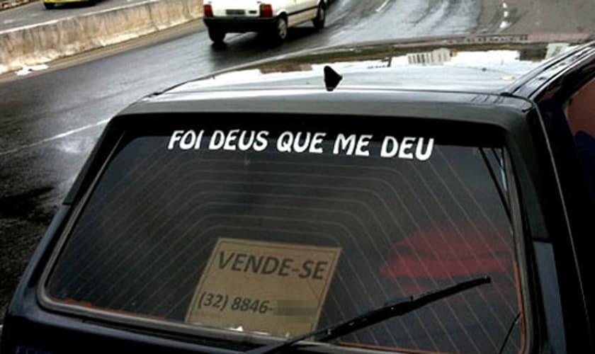 Adesivo no carro