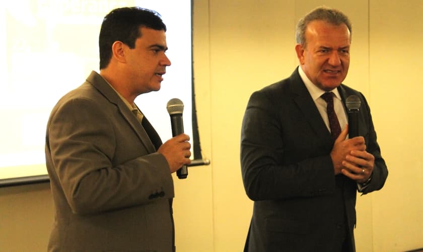 Pastor Viktor Hamm (à direita) fala aos pastores, durante encontro para tratar de assuntos relacionados ao Festival de Esperança, em Fortaleza (CE)