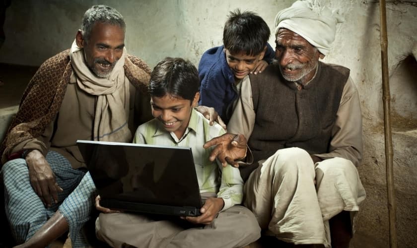 A organização produziu um vídeo com a história de Jesus em linguagem de sinais. (Foto: Deaf Bible Society)