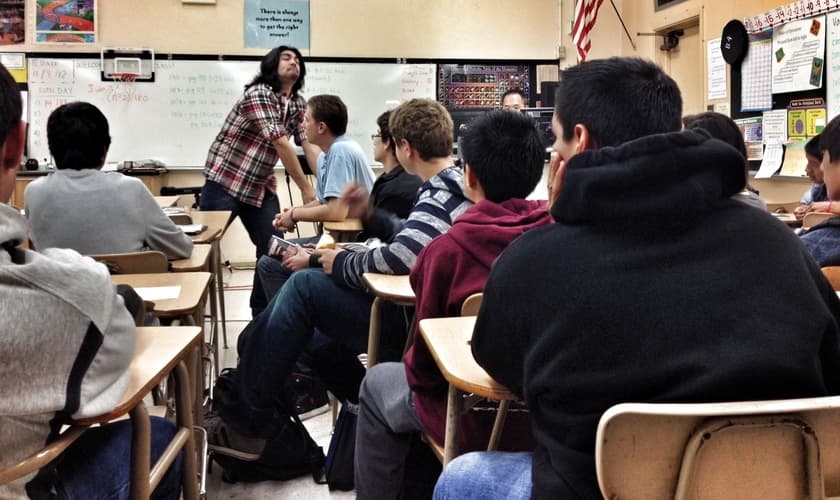 Alunos participam de clube bíblico em escola pública, no Estado da Califórnia (Foto: One Voice Student Missions)