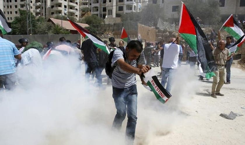 Uma manifestação iniciada por católicos contra a extensão do muro foi contida pelas forças israelenses.