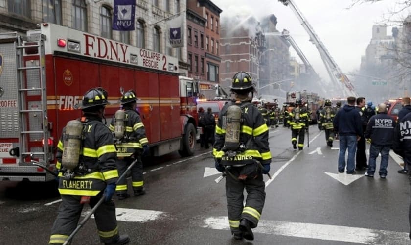 Bombeiros de Nova York combatem incêndio, na região da segunda avenida da metrópole norte-americana. (Foto: Reuters/Mike Segar)