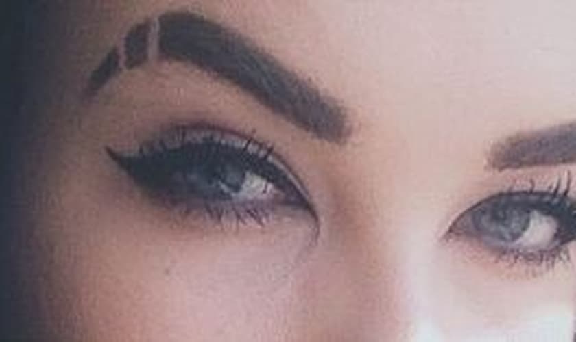 Sobrancelha com "fenda"