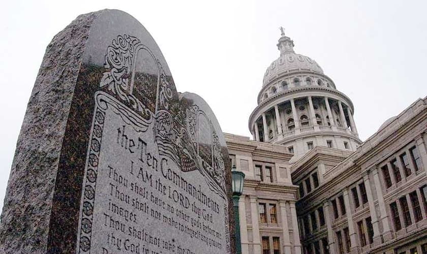 Monumento dos Dez Mandamentos e a sede do governo de Oklahoma, ao fundo. (Foto: Wikipedia)