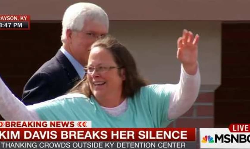 Kim Davis fala à multidão, após ser liberta, em Kentucky (EUA).