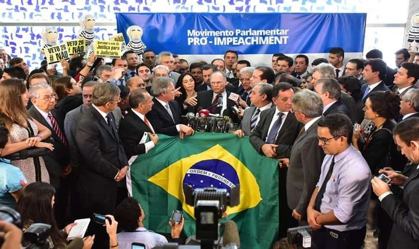 Parlamentares participam do lançamento da campanha Pró-impeachment no salão verde da Câmara (Foto: Estado de Minas / Zeca Ribeiro)