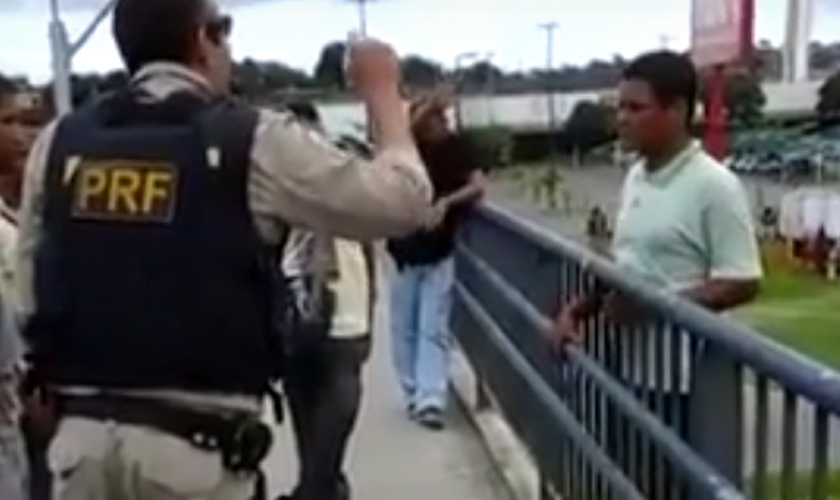 Policial convence homem a não cometer suicídio em um viaduto. (Foto: Reprodução/ Youtube)
