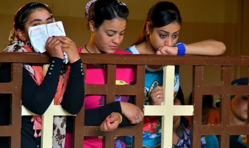 Cristãs coptas assistem a um culto dominical em uma igreja no sul do Cairo, em 3 de maio de 2015. (Foto: Reuters)