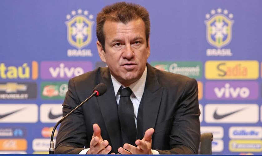 Durante uma coletiva de imprensa, Dunga se mostrou visivelmente incomodado com o episódio.