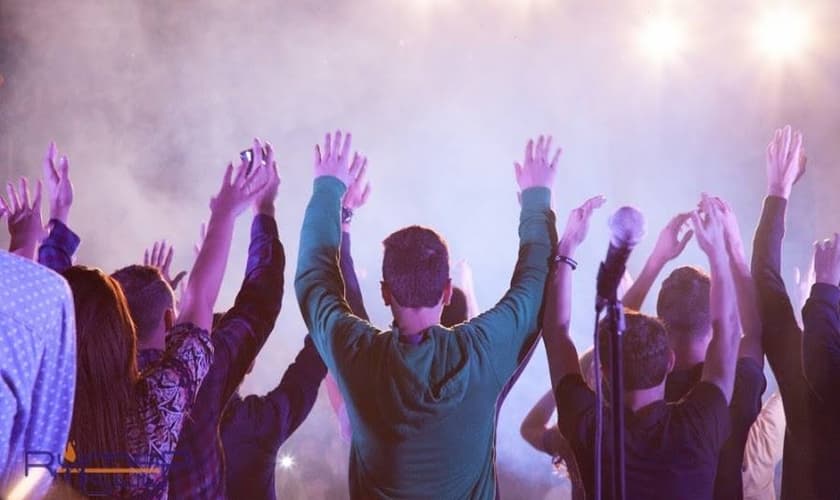 Adoração com louvor e dança